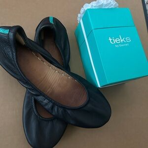 BLACK TIEKS BY GAVRIELI BLACK WORK SHOE FLATS!